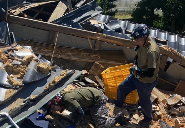 崩れた屋根からの家財搬出作業