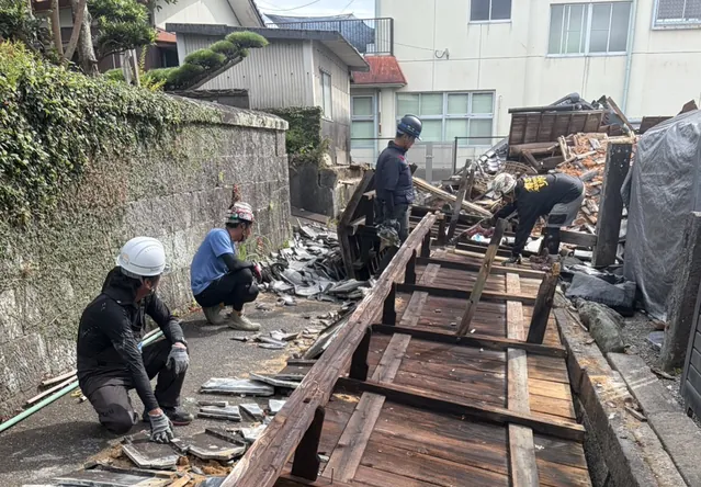 倒壊したブロック塀の撤去作業