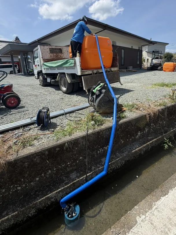 商工会議所に貯水用の500ℓタンク受け渡し