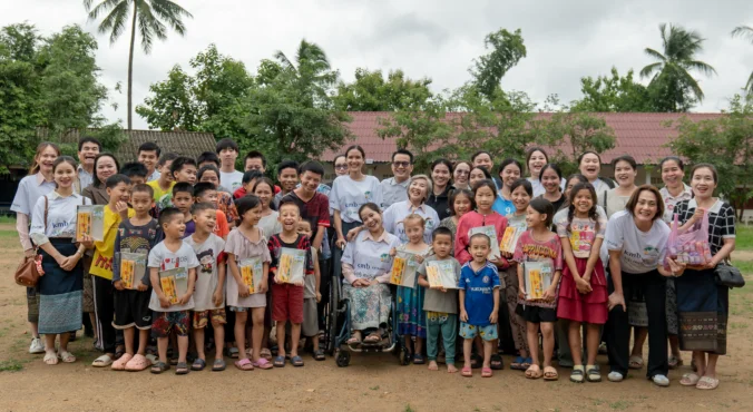 ルアンパバーン県孤児院学校の生徒たちとの集合写真